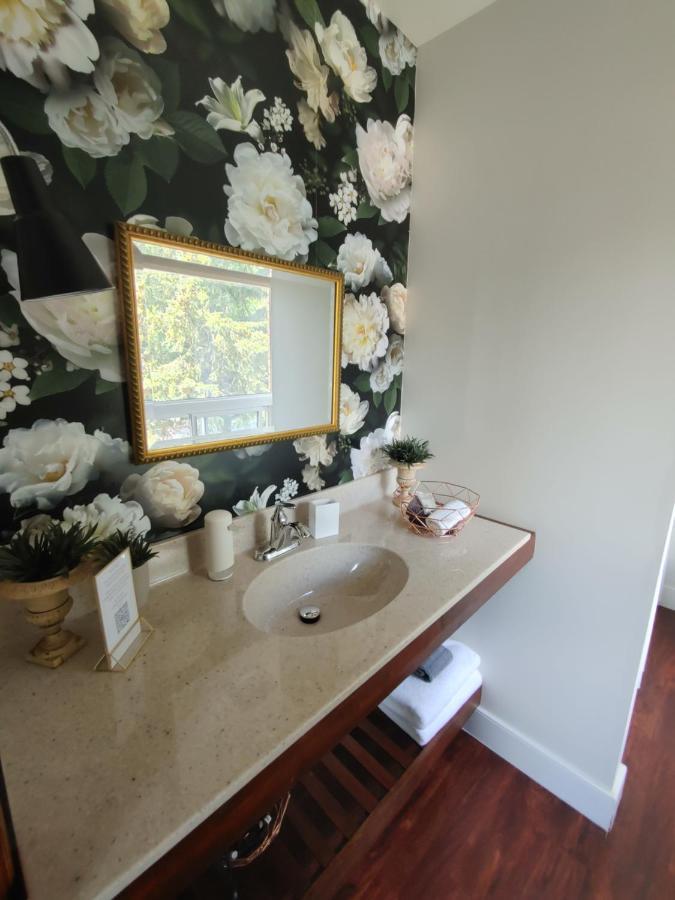 Stonewater Manor B&B Gananoque Exteriér fotografie